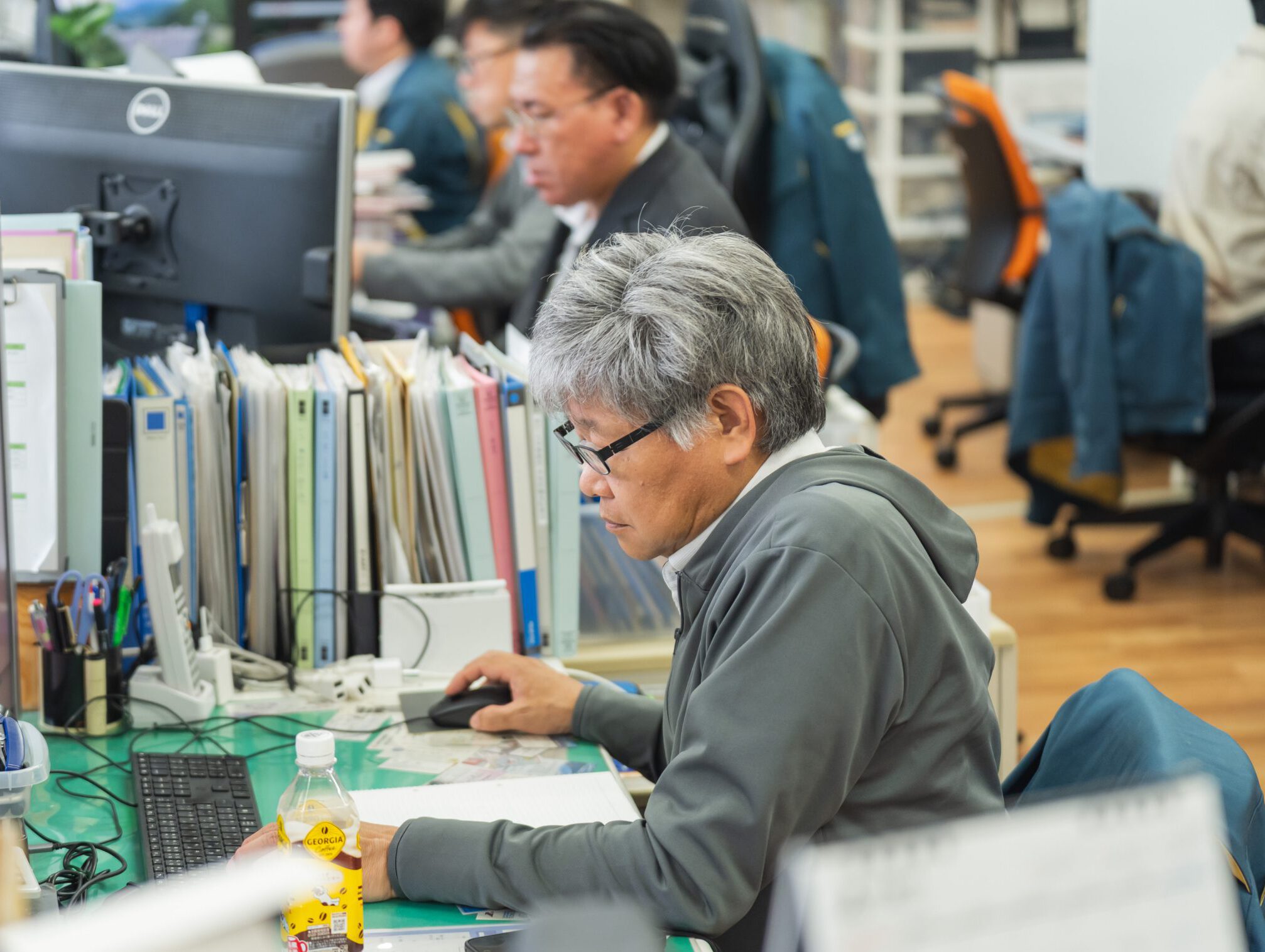 パソコン作業に集中するアークの社員