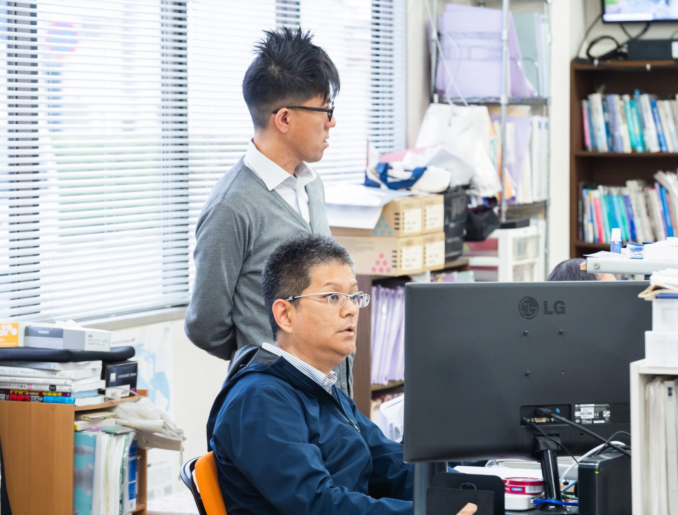 作業するアーク社員