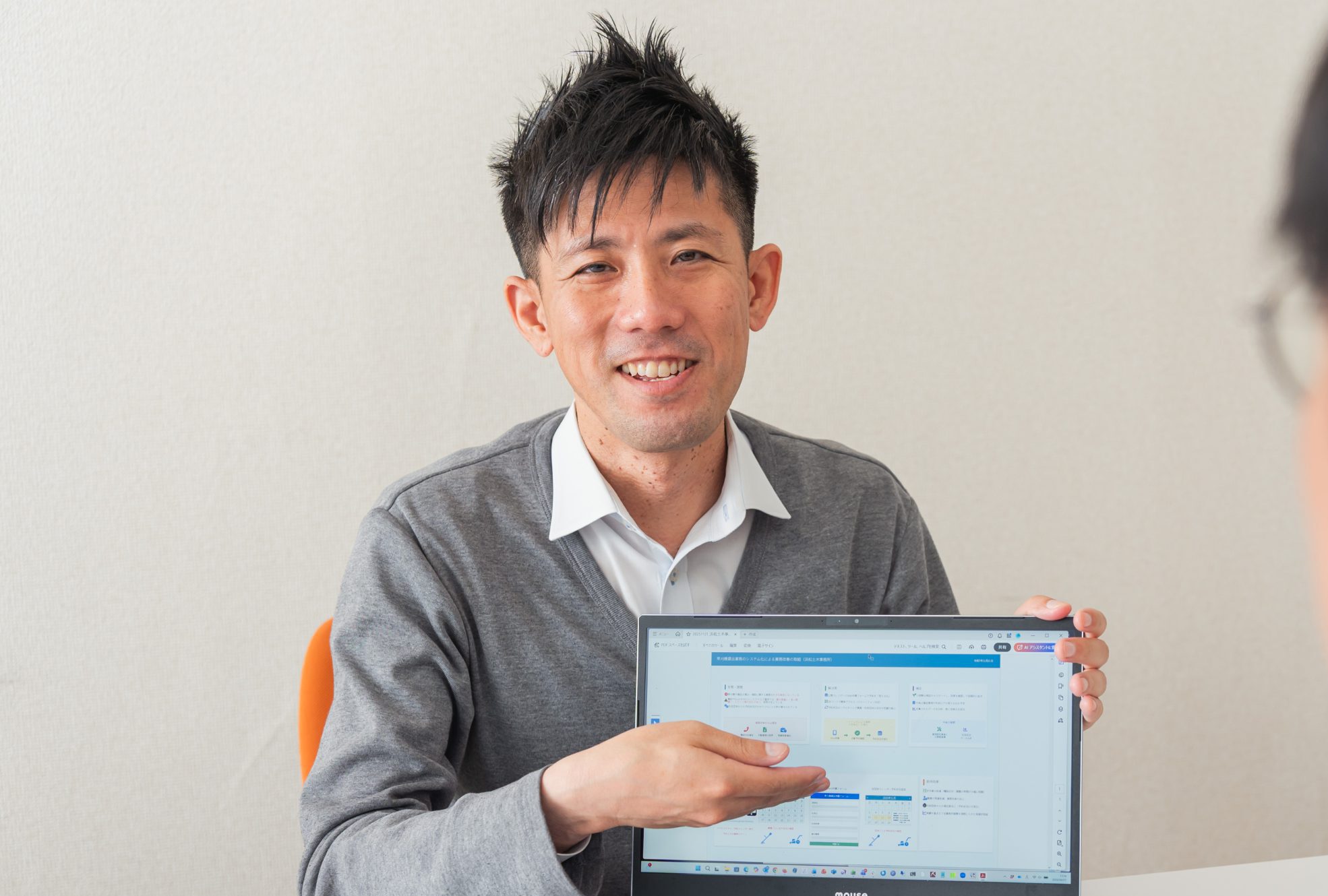 PCを見せて営業をするアーク社員