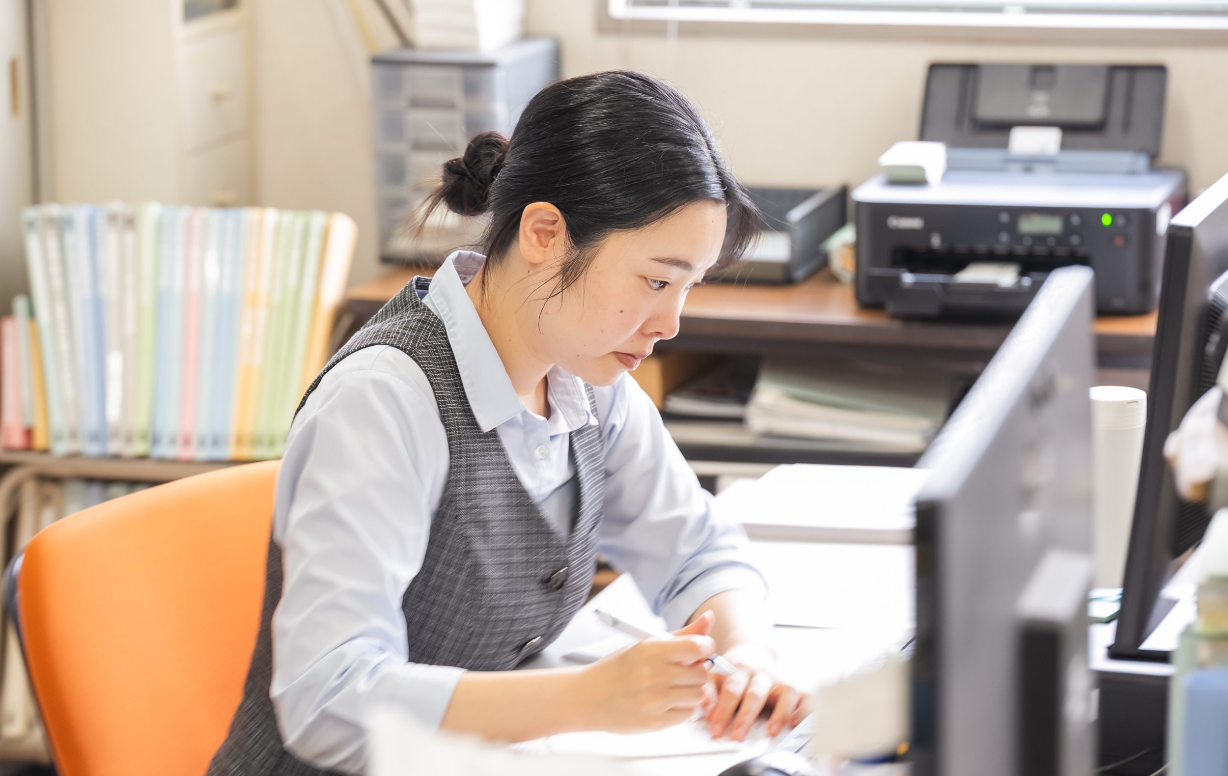作業に集中する総務