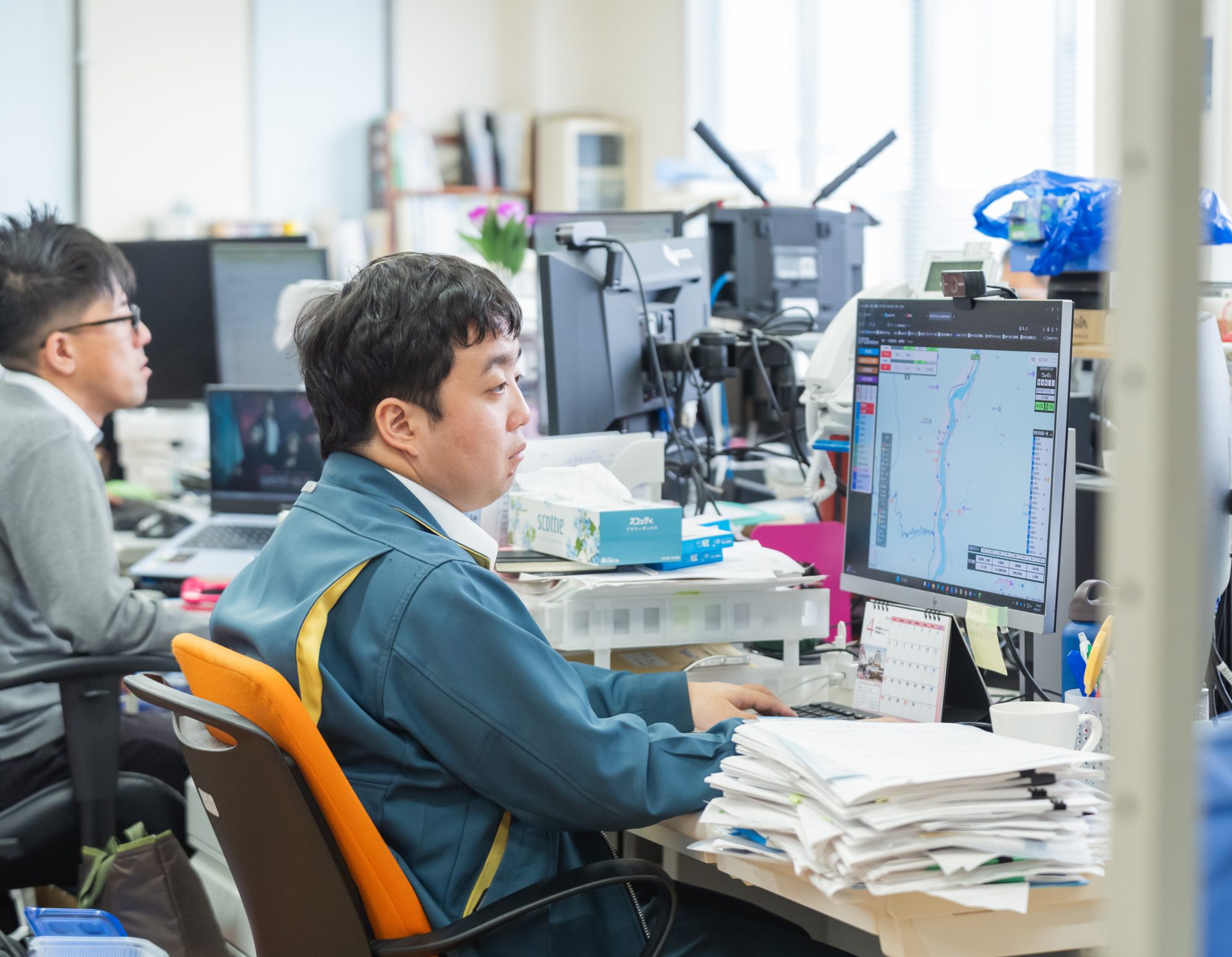 デスクトップパソコンで作業をするアーク社員