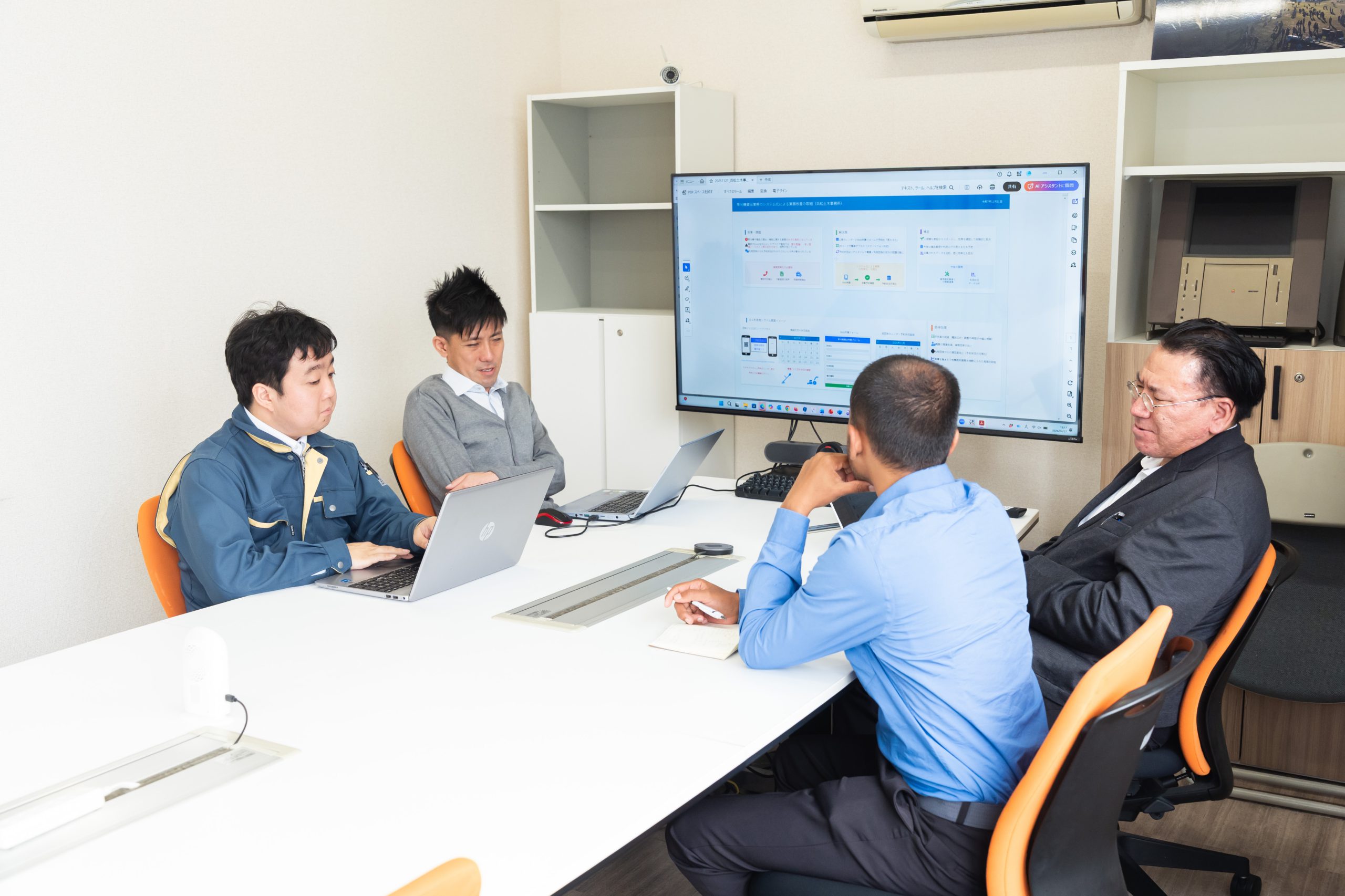防災情報システムを扱う社員