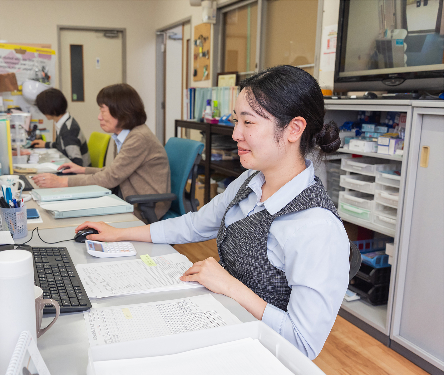 パソコンを操作するアークの社員