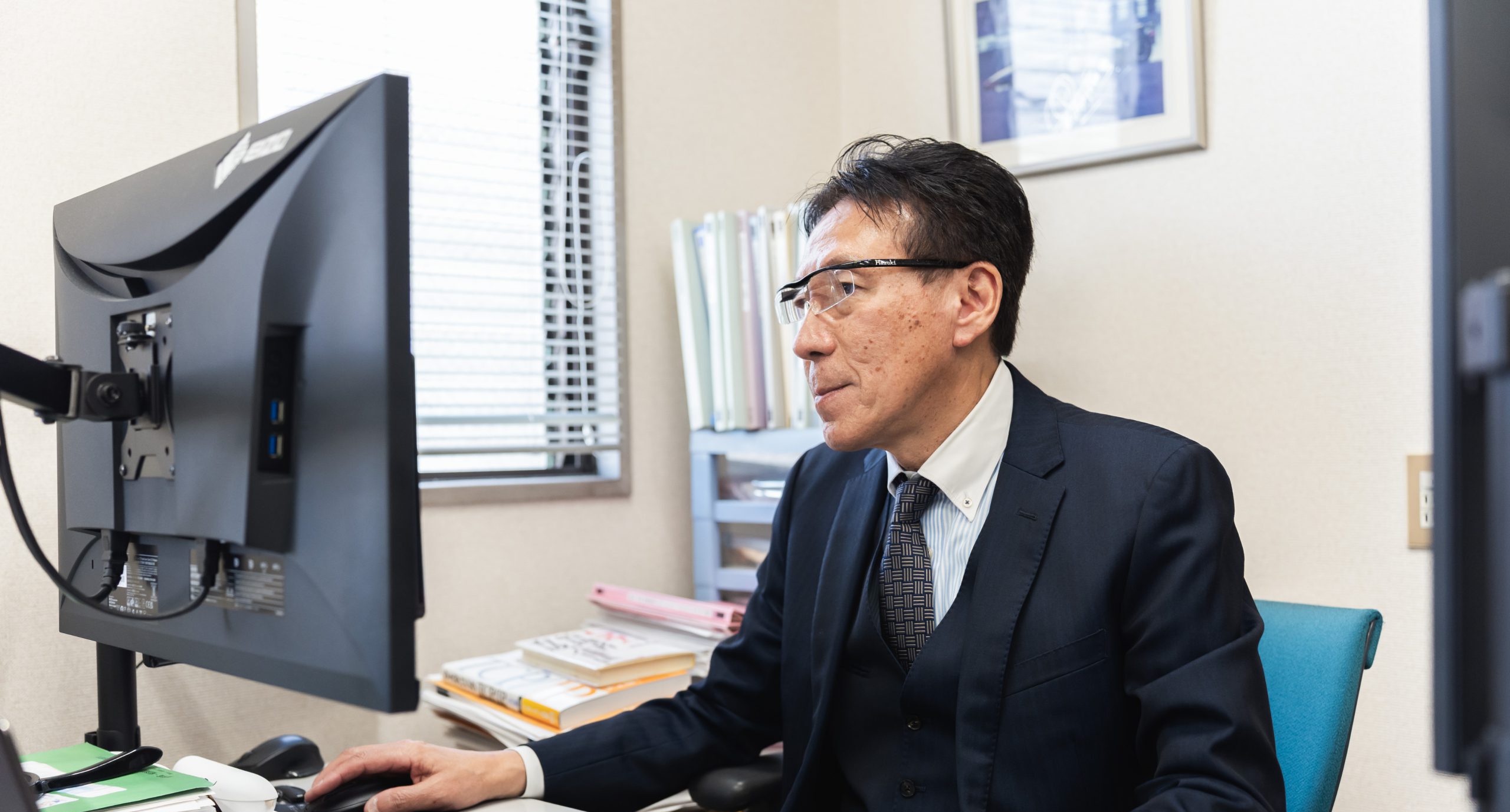 前田守会長がPC作業に集中する様子