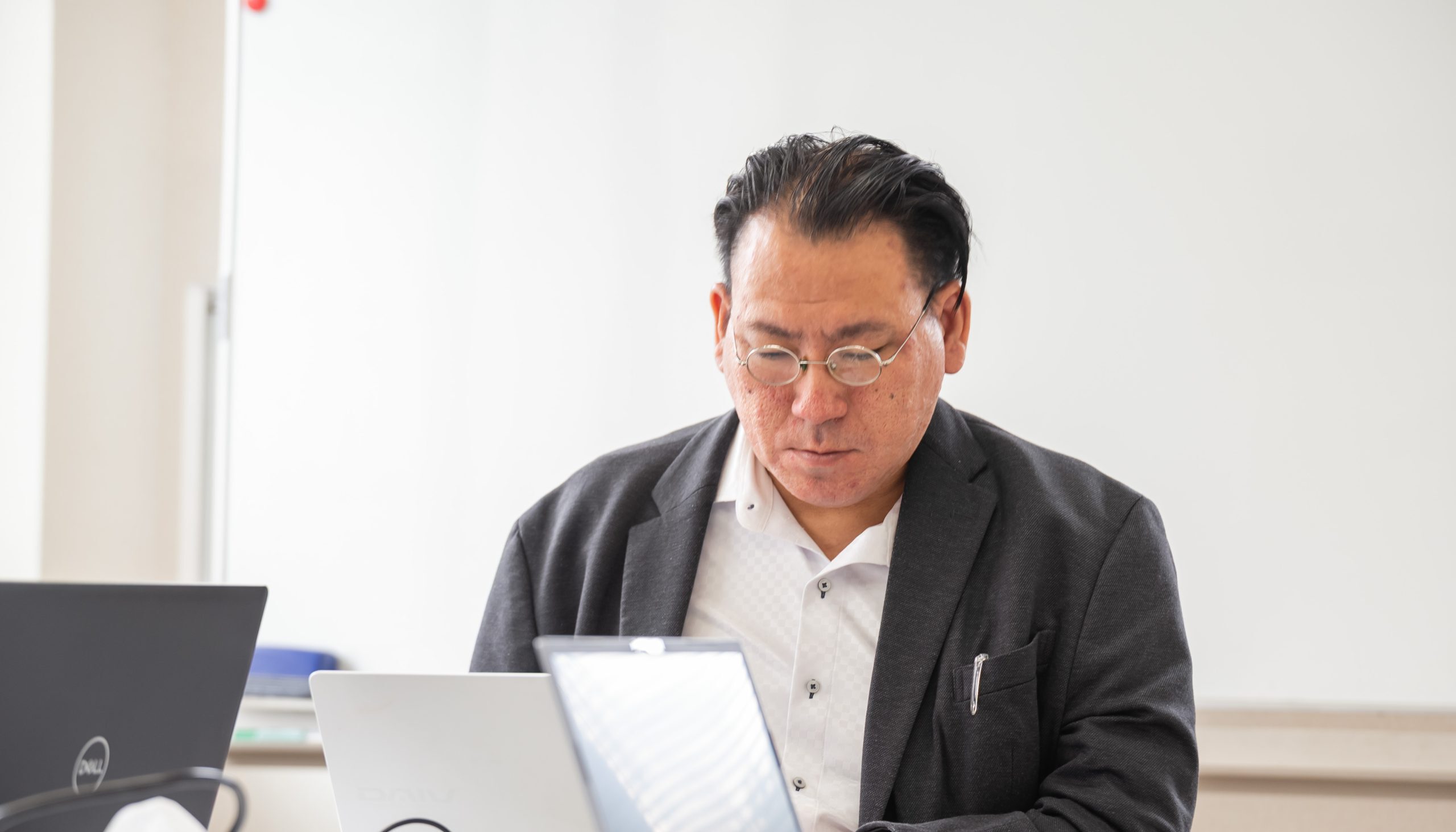 PC作業に集中する前田和人代表取締役