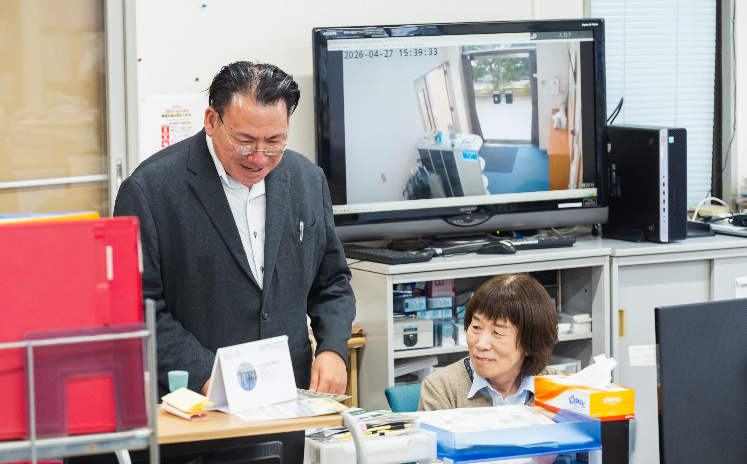 前田和人代表取締役が女性社員と話す様子